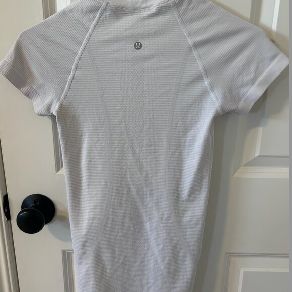 Lululemon Swiftly Tech Short-Sleeve Shirt 2.0 Hip Length- Color White - Picture 2 of 2